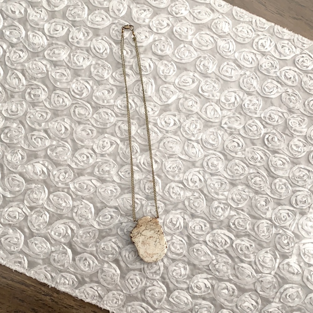 Stone pendant necklace